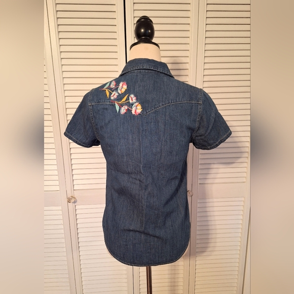 Levi's Soft Denim Short Sleeve Embroidery Button-Up Shirt XS *D2 - Picture 4 of 6